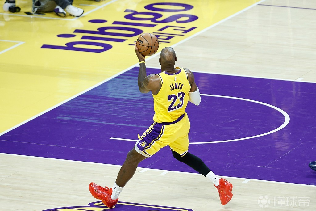 纪录收割机，詹姆斯砍21+10+12刷新自己的最年长三双纪录